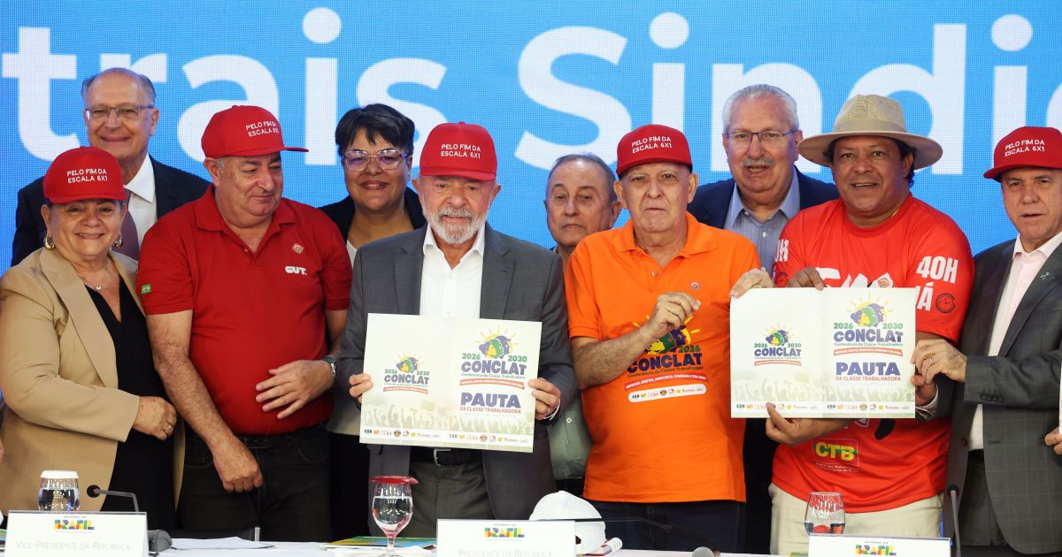 Lula mira STF e critica pejotização ao lado de centrais sindicais