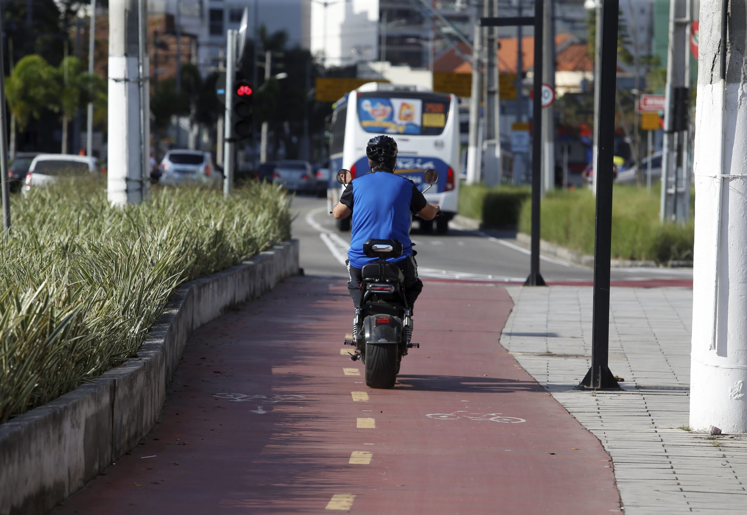 Rio equipara ciclomotores e veículos autopropelidos e define regra para bike elétrica