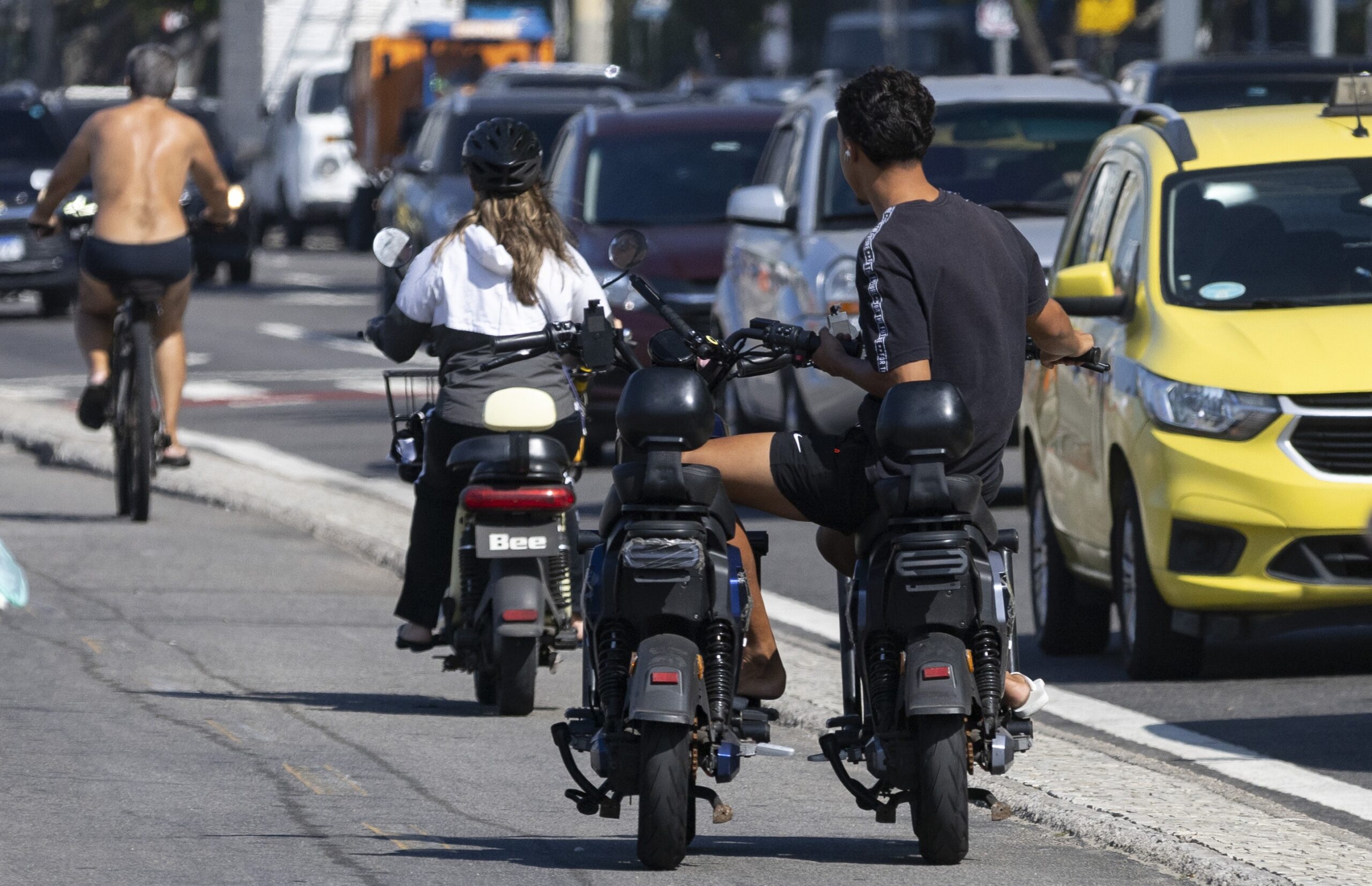Rio regula circulação de veículos elétricos e exige capacete e placa