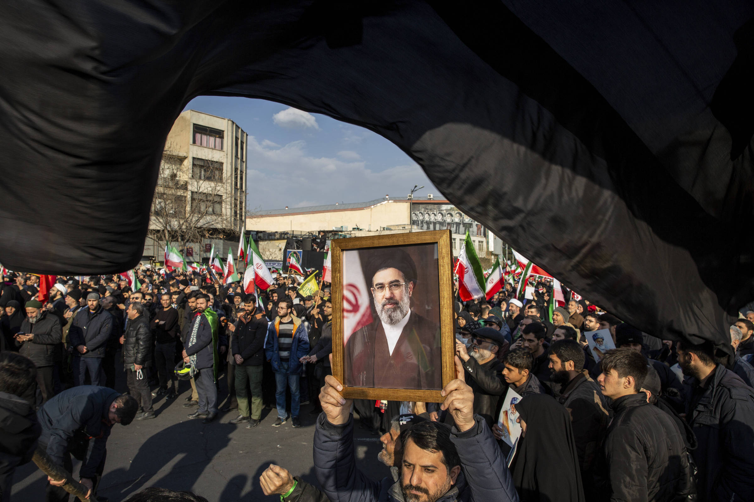 Generais assumem comando estratégico do Irã sob líder ferido