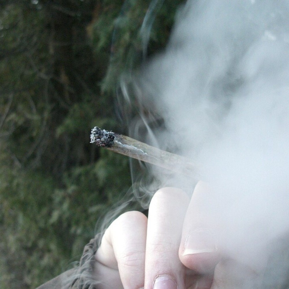 Jovem e adolescente escapam de emboscada a tiros em morro de GV