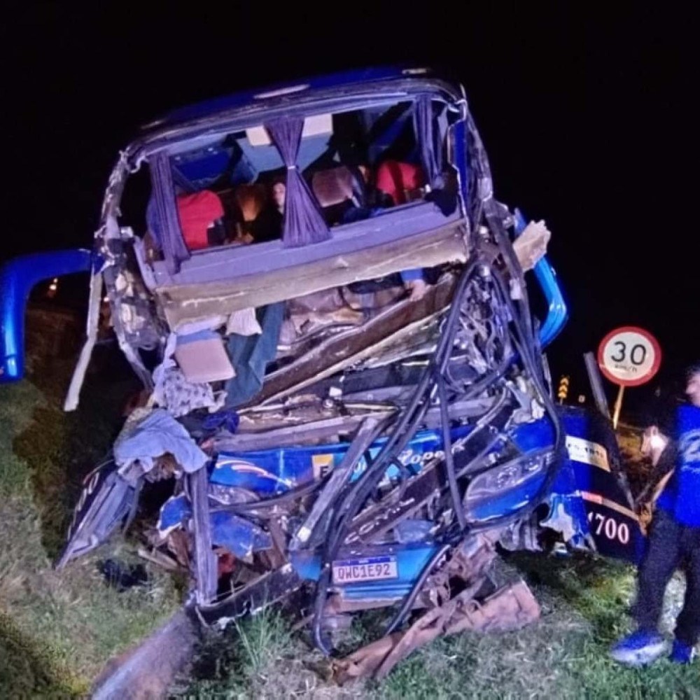Colisão entre ônibus e caminhão na BR-050 deixa 2 mortos e 33 feridos