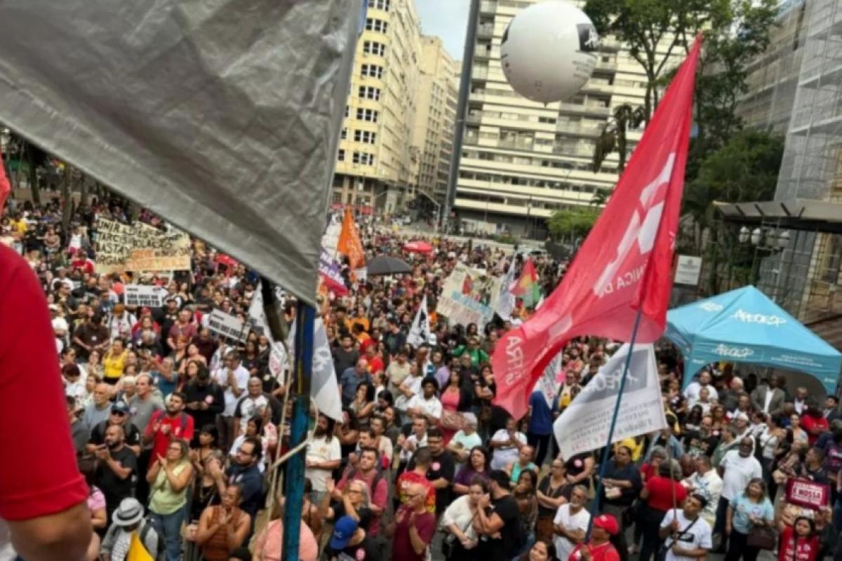 Greve de professores paralisa aulas e pressiona governo de SP