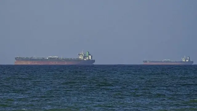EUA abordam navio com petróleo iraniano e ampliam risco no Estreito de Ormuz