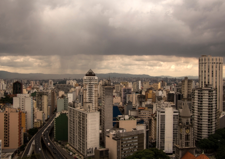 Frente fria traz chuva forte e alivia calor em São Paulo na semana