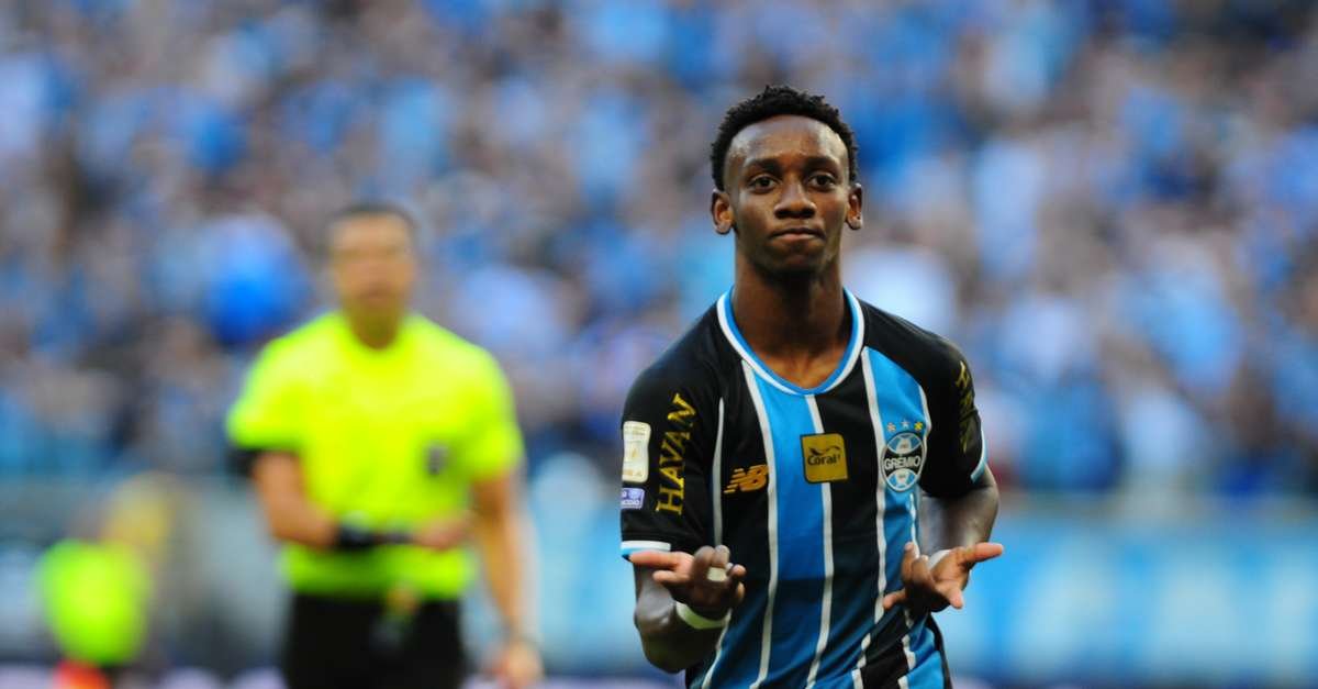 Grêmio vence Coritiba, encerra jejum e respira no Brasileirão