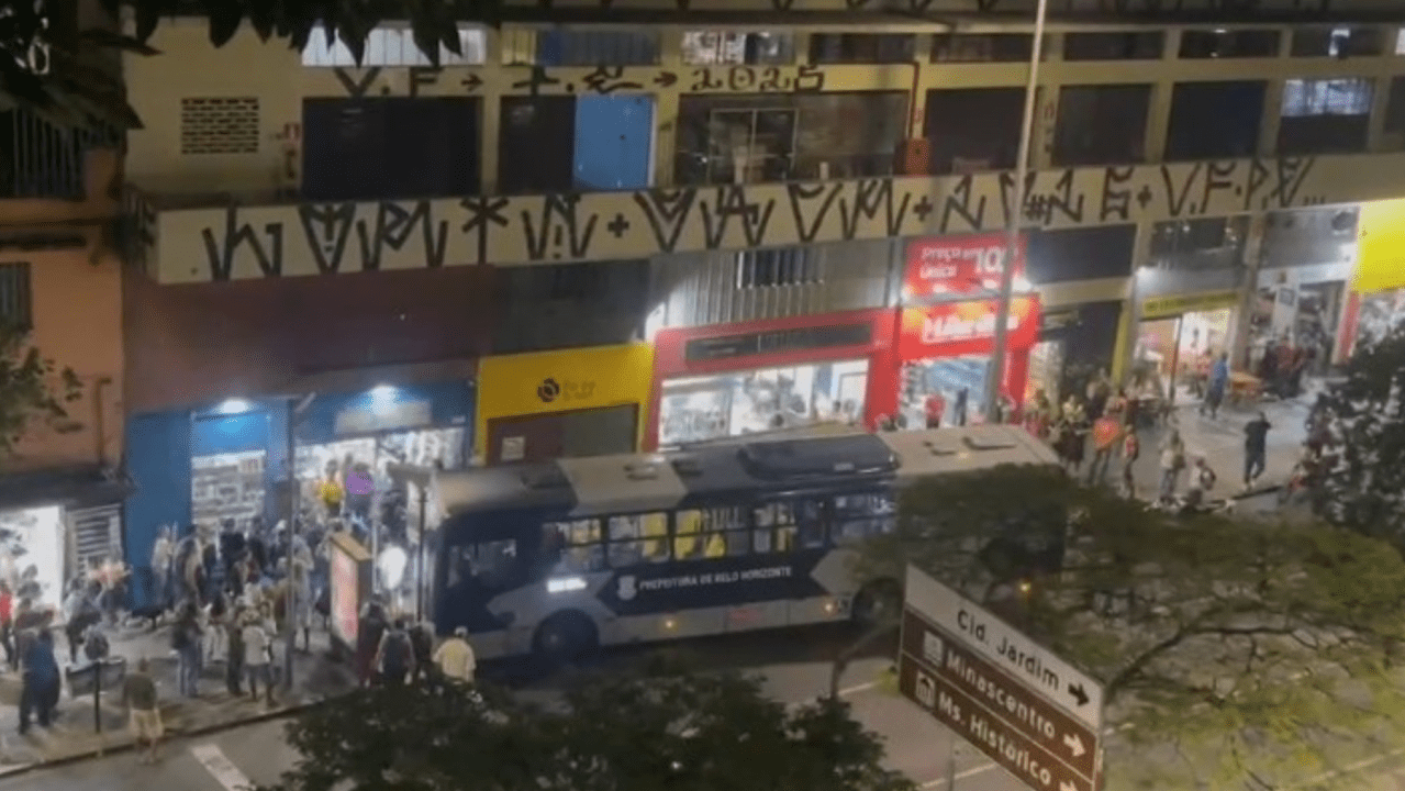 Ônibus invade calçada e deixa quatro feridos no Centro de BH