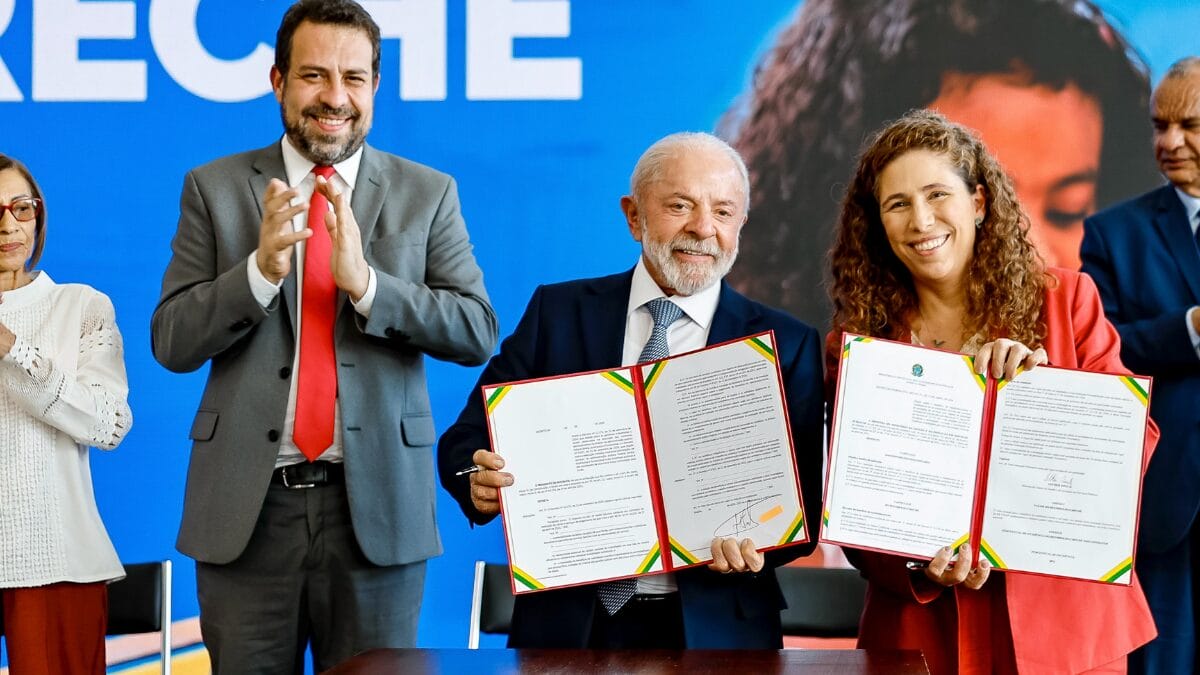 Lula reduz jornada de terceirizados federais e amplia reembolso-creche