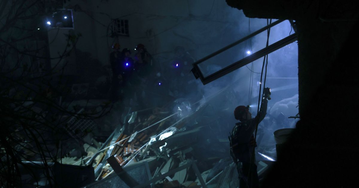 Míssil iraniano atinge prédio em Haifa e fere 9 em escalada no conflito