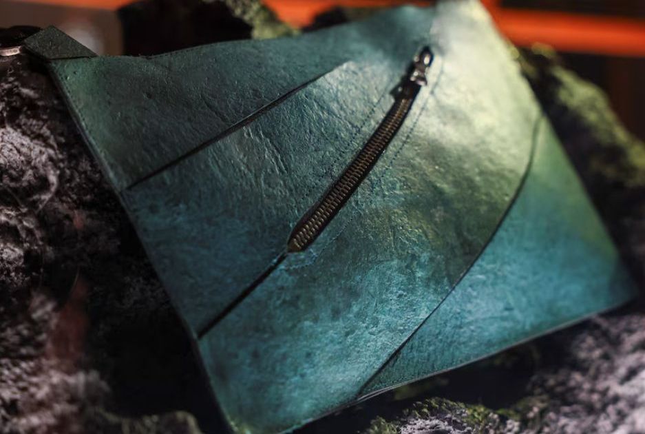 Bolsa feita com colágeno de dinossauro acende debate científico