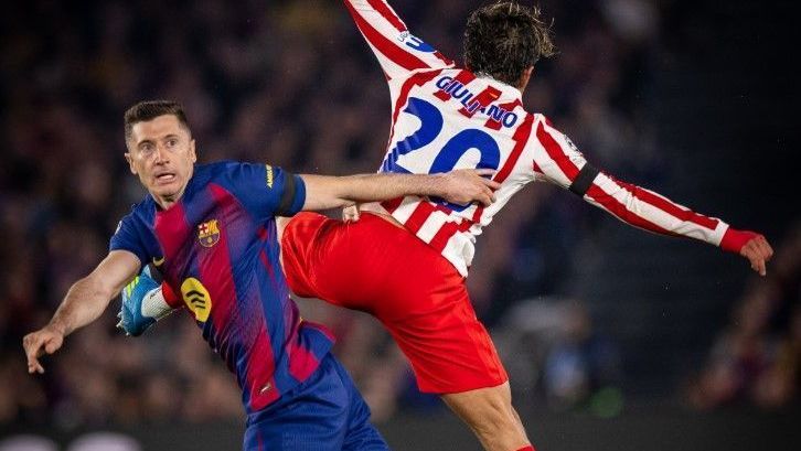 Atlético aproveita expulsão, vence Barça e abre vantagem na Champions