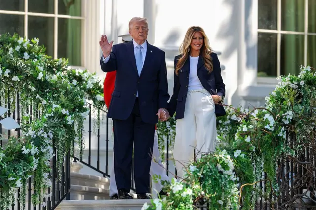 Melania Trump rompe silêncio e pede audiências públicas sobre caso Epstein