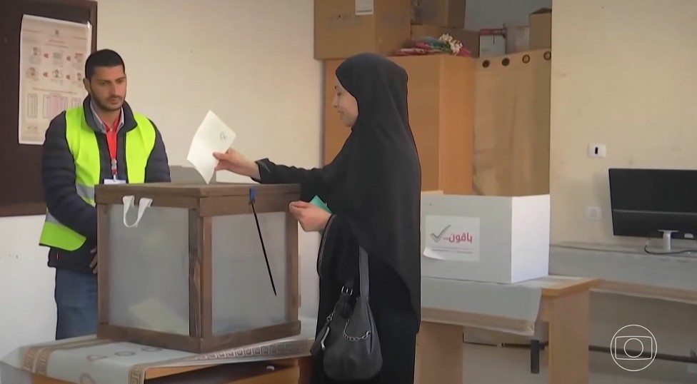 Em meio à guerra, palestinos de Gaza realizam votação simbólica