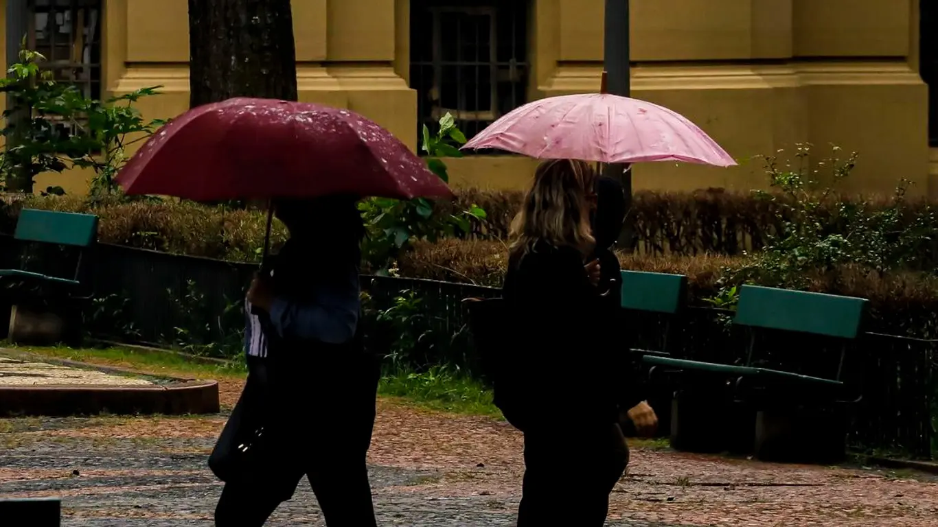 Chuva forte atinge RS e eleva risco de alagamentos em Porto Alegre