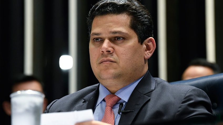 Sob pressão, Alcolumbre reage a falas de ministros do STF