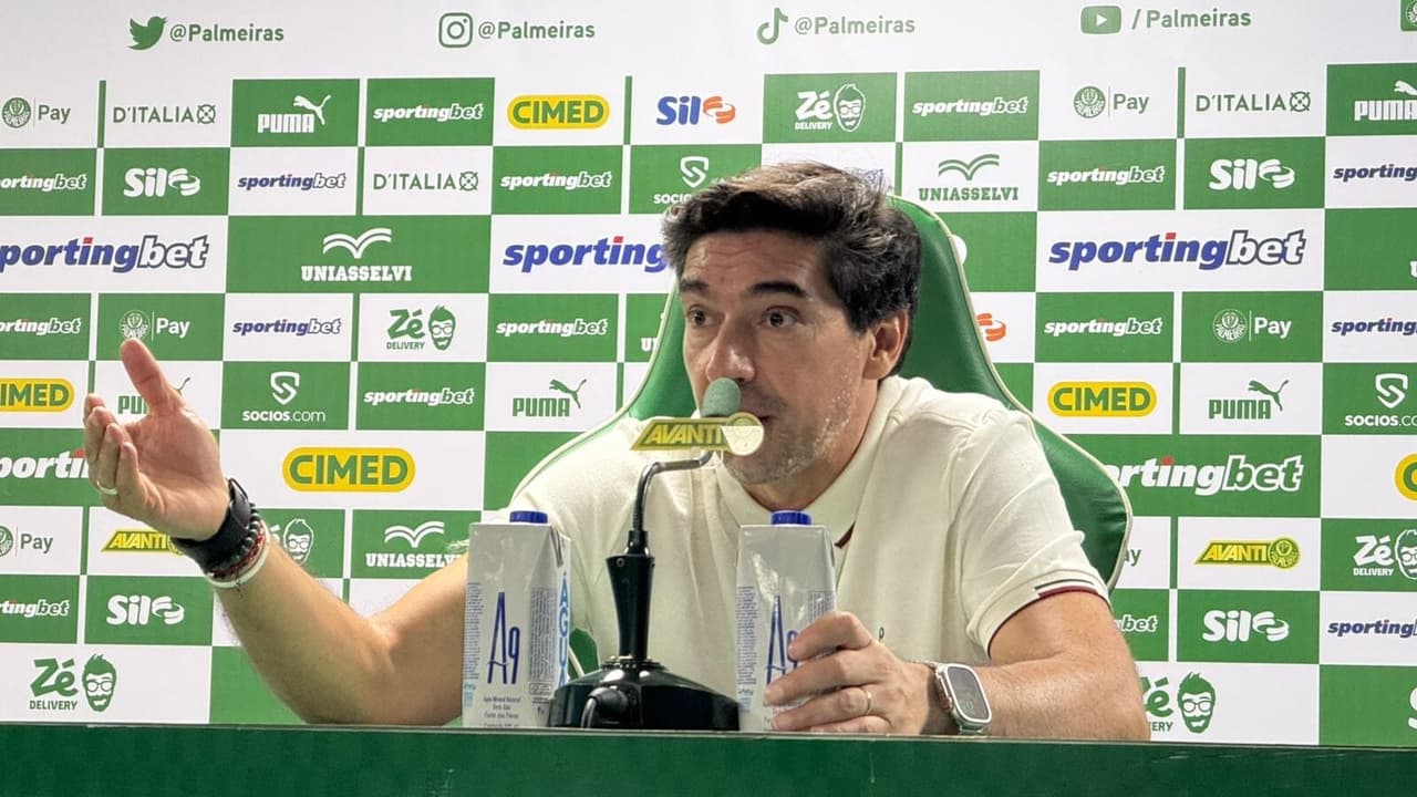 Abel elogia arbitragem em goleada do Palmeiras e gera reação na web