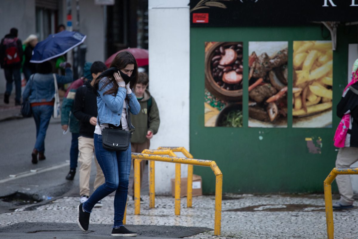 Frente fria derruba temperaturas e traz chuva ao Sul neste 12 de abril