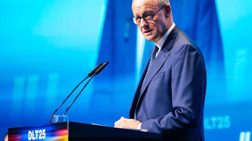 Merz diz que Irã “humilha” EUA e mira estratégia de Trump