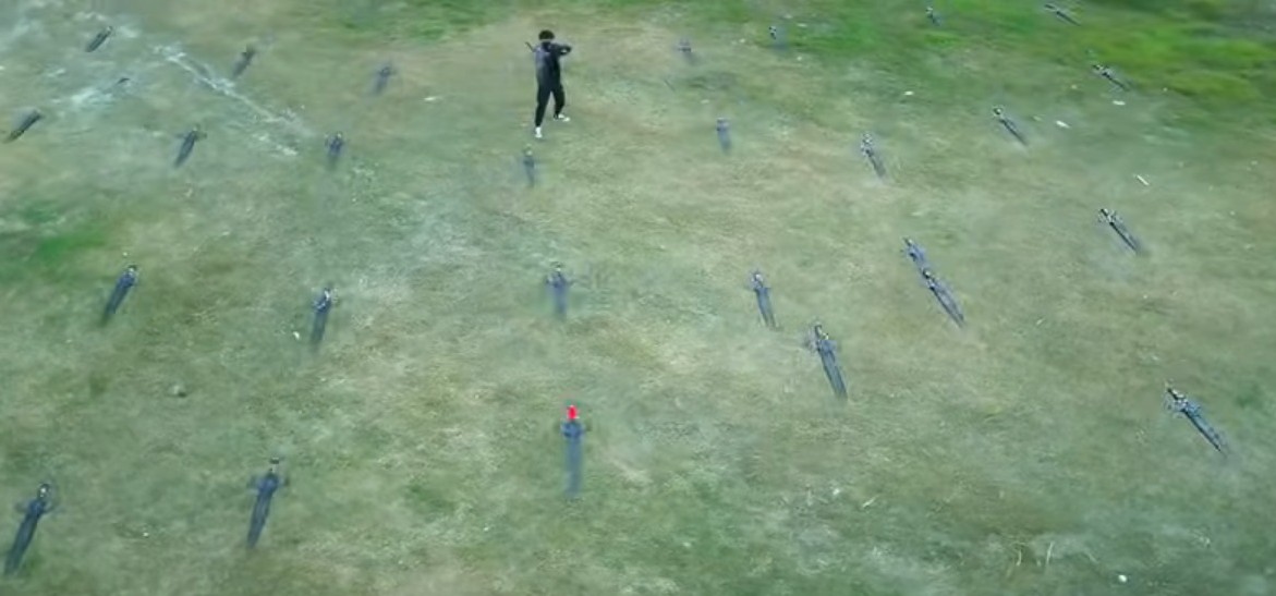 Inventor chinês faz espadas “voarem” com drones e viraliza na web