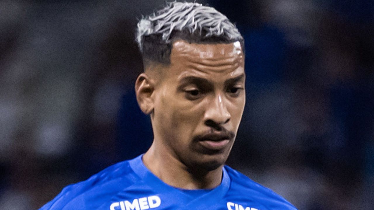 Árbitro da Libertadores manda Matheus Pereira tirar manguito no Cruzeiro