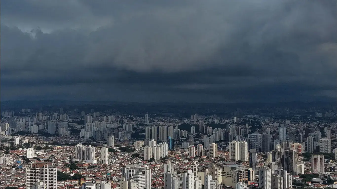 Frente fria traz chuva e risco de temporais a São Paulo nesta semana