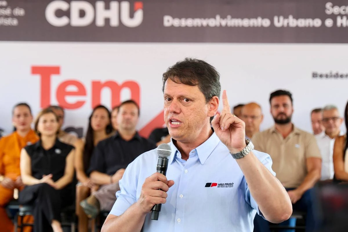 Tarcísio reage a propaganda do PT e nega “paternidade compartilhada” de obras