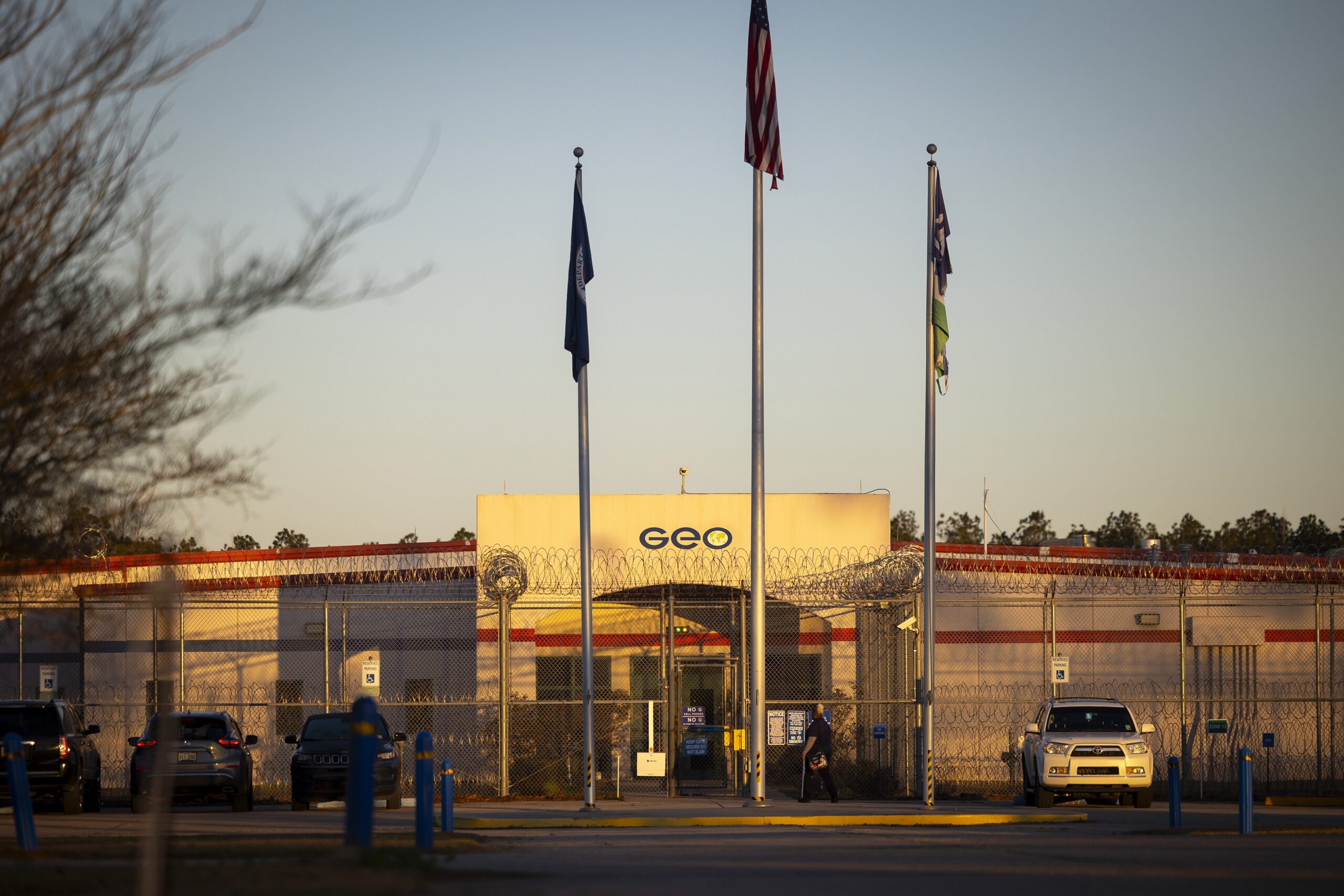 Idosa francesa de 86 anos é detida por imigração dos EUA e família denuncia abuso