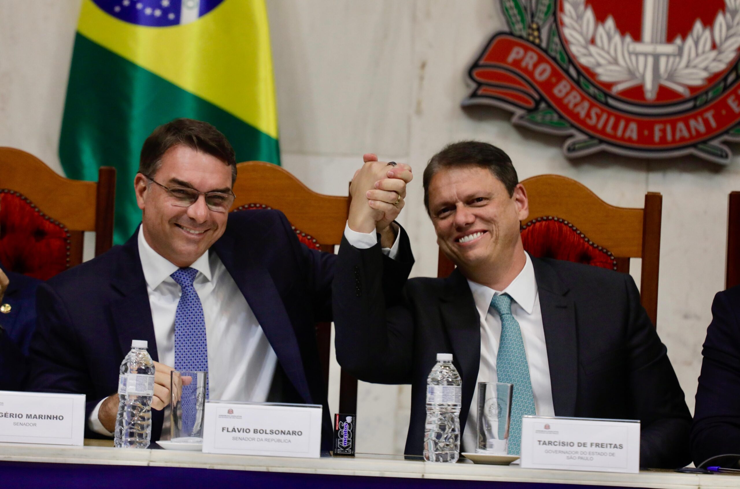 Tarcísio apoia PEC de Flávio Bolsonaro e mira fim da reeleição