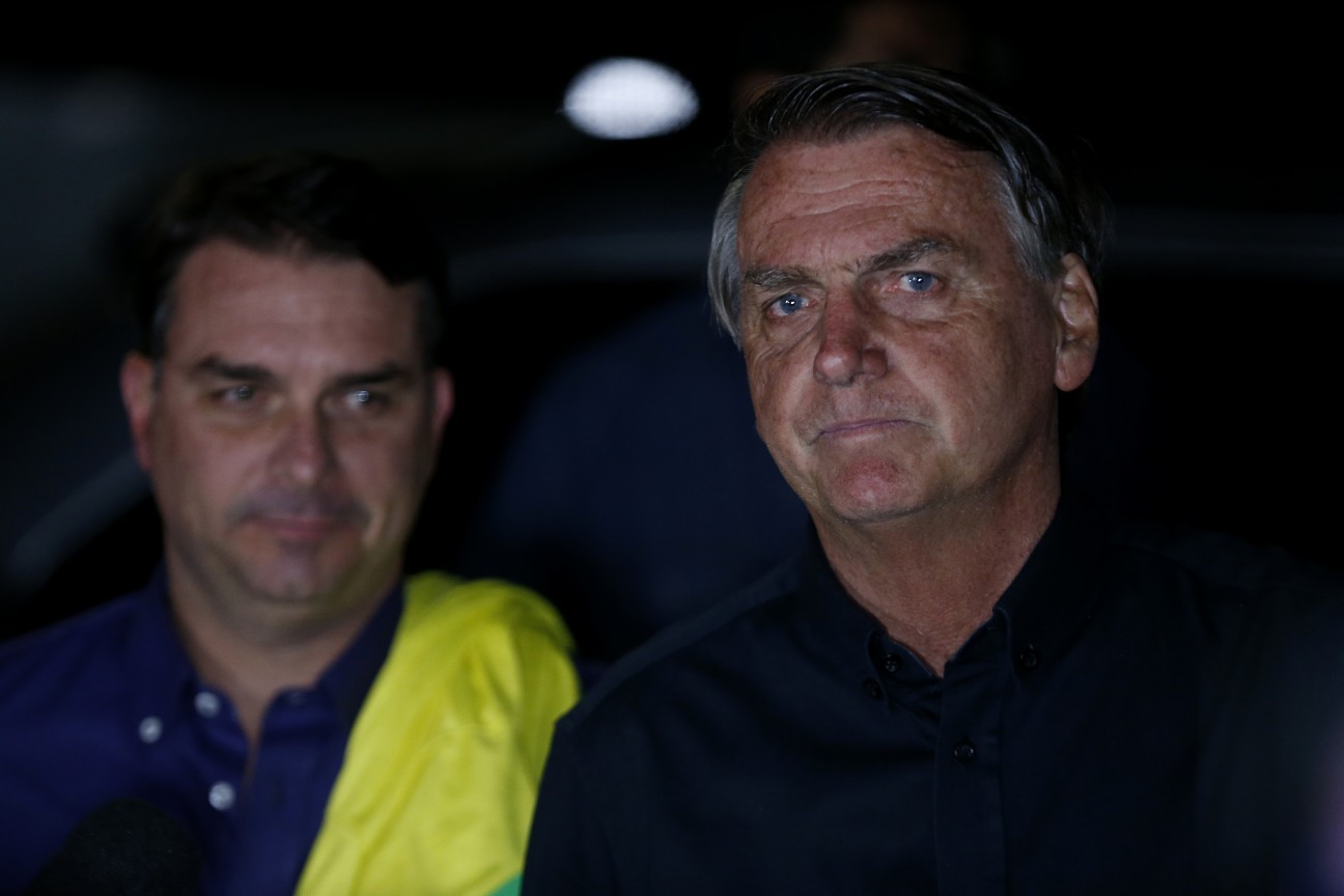 Bolsonaro orienta Flávio a expor versão para conter crise familiar