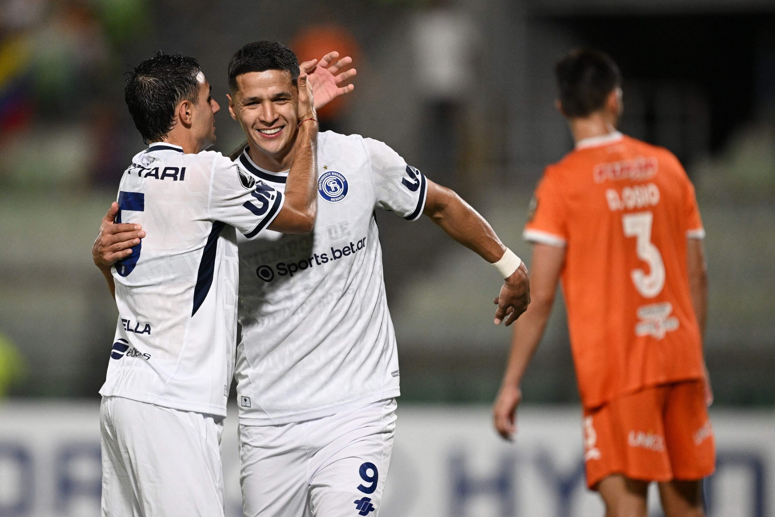 Independiente Rivadavia vence La Guaira e favorece o Fluminense