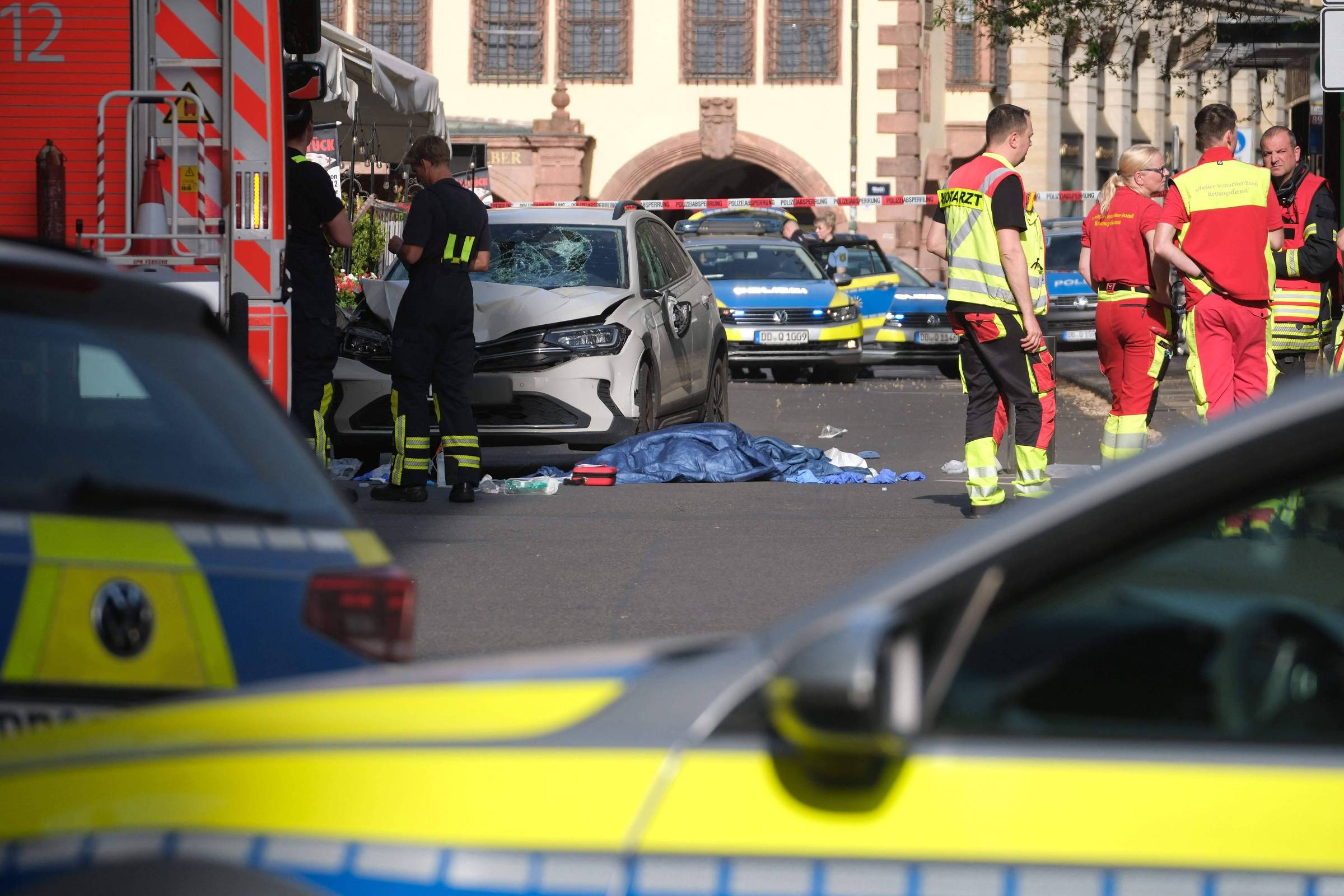 Carro atropela multidão em Leipzig, mata duas pessoas e fere oito