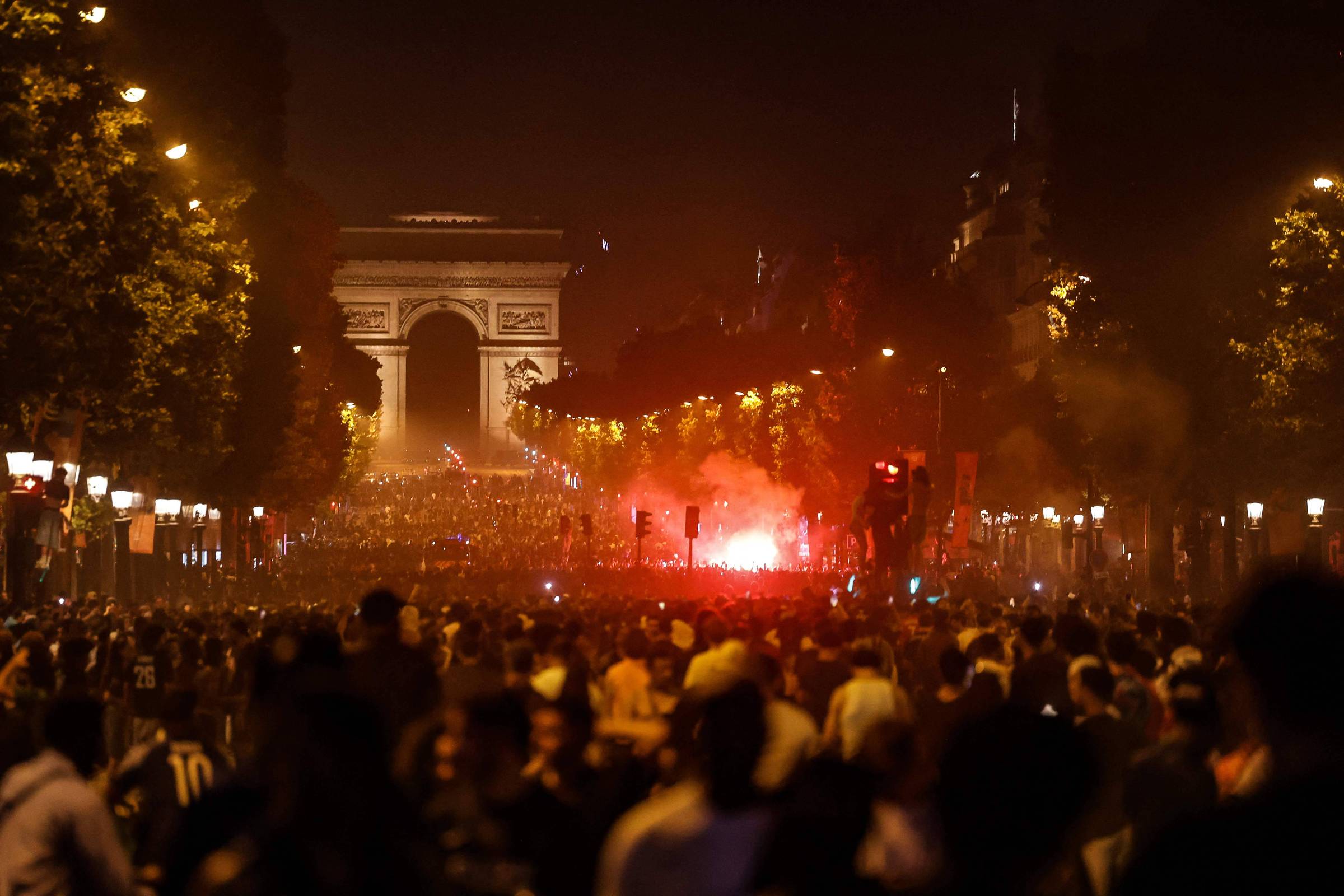 PSG campeão da Champions termina em 416 prisões e noite de caos na França