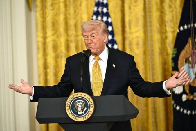 Flávio Bolsonaro articula encontro com Trump em meio à crise