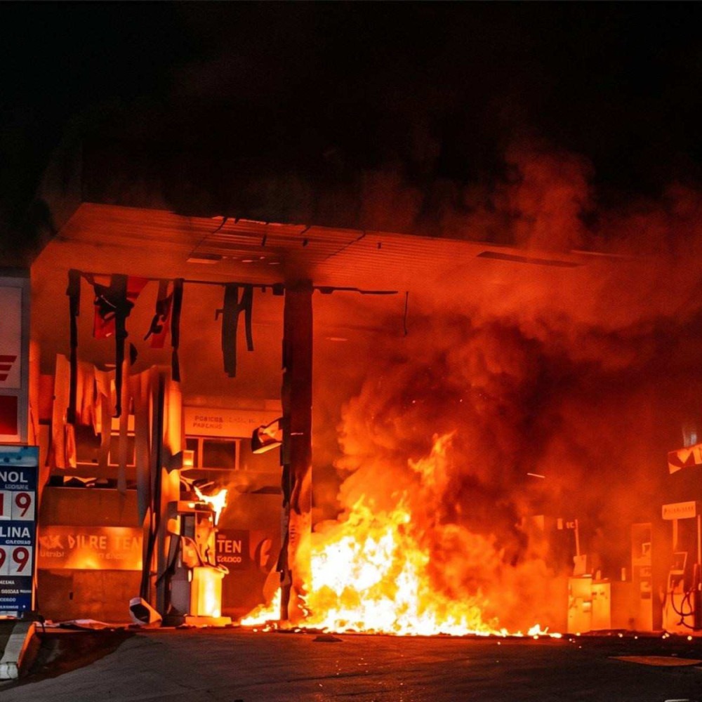 Tentativa de roubo provoca incêndio em posto na Grande BH