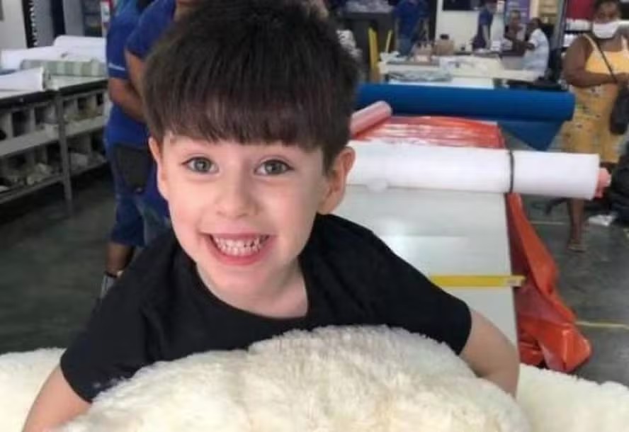 Monique chora ao ouvir irmão falar de Henry em júri no Rio
