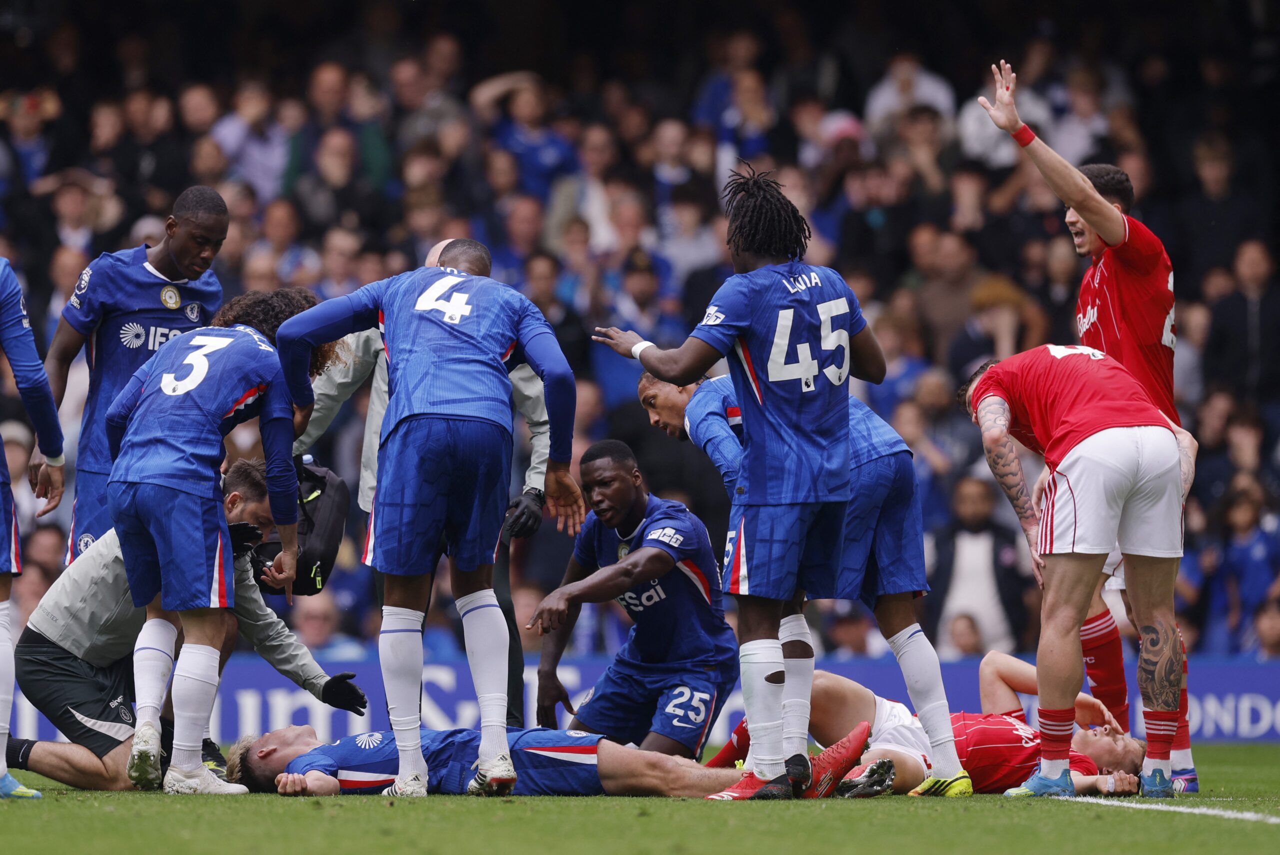 Choque de cabeça em Chelsea x Forest reacende alerta sobre segurança