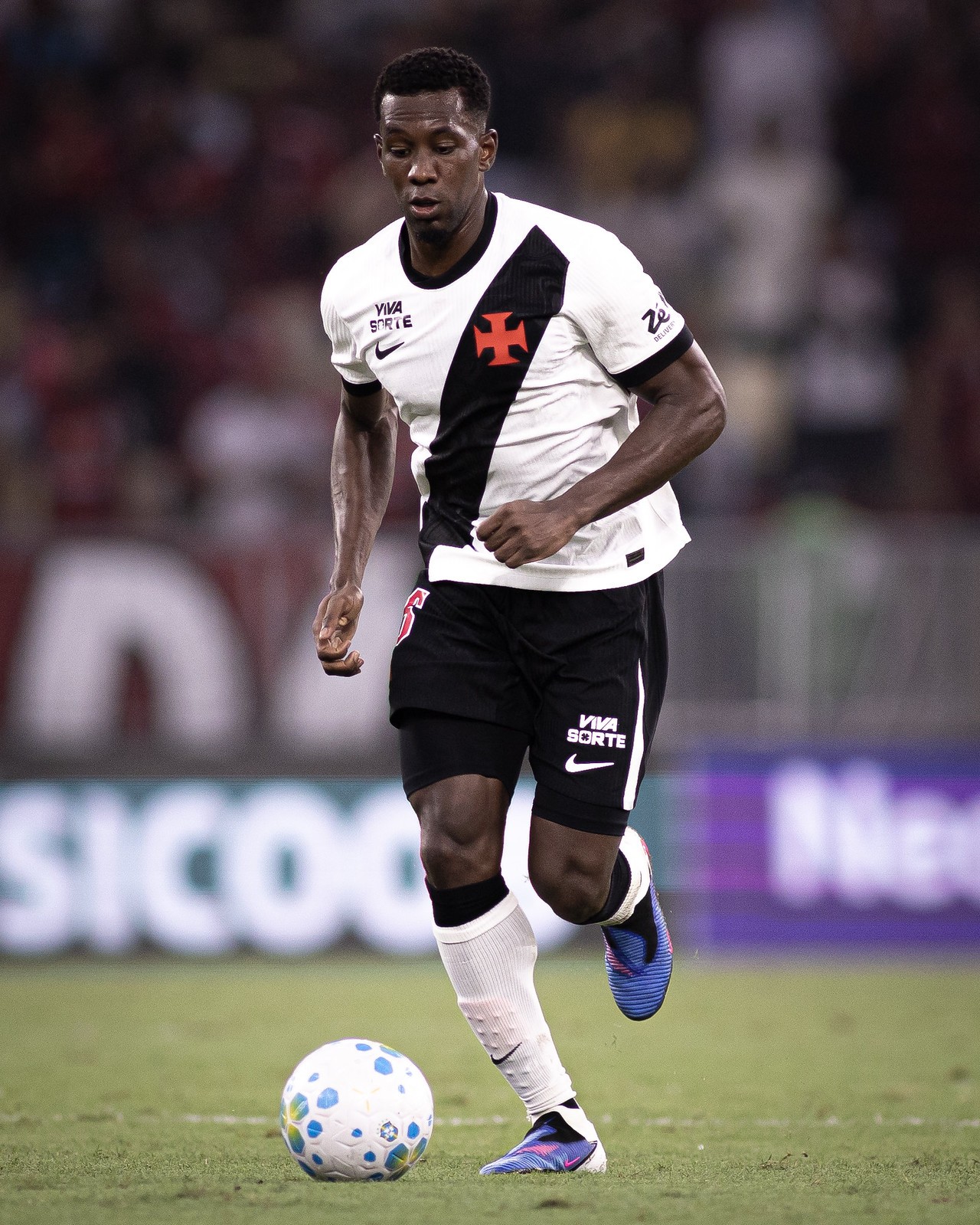 STJD suspende Cuesta por expulsão e desfalca Vasco contra o Bragantino