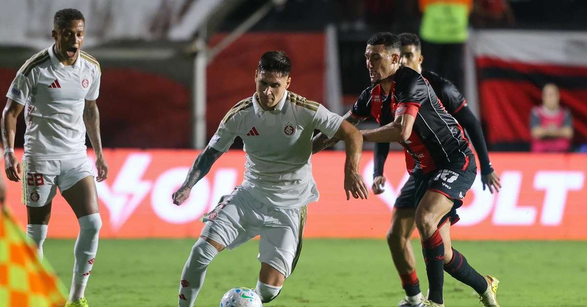 Vitória faz 2 a 0, derruba Inter e encerra série invicta no Brasileirão
