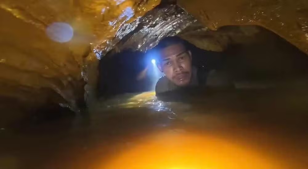 Sete pessoas seguem presas há cinco dias em caverna inundada no Laos