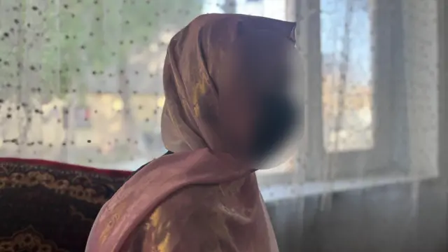 Afegãs fogem de casamento forçado e desafiam veto do Talebã à educação