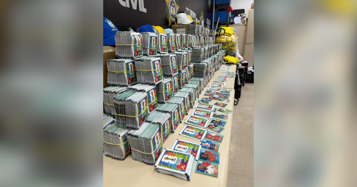 Polícia apreende 200 mil figurinhas falsas da Copa em Nova Iguaçu