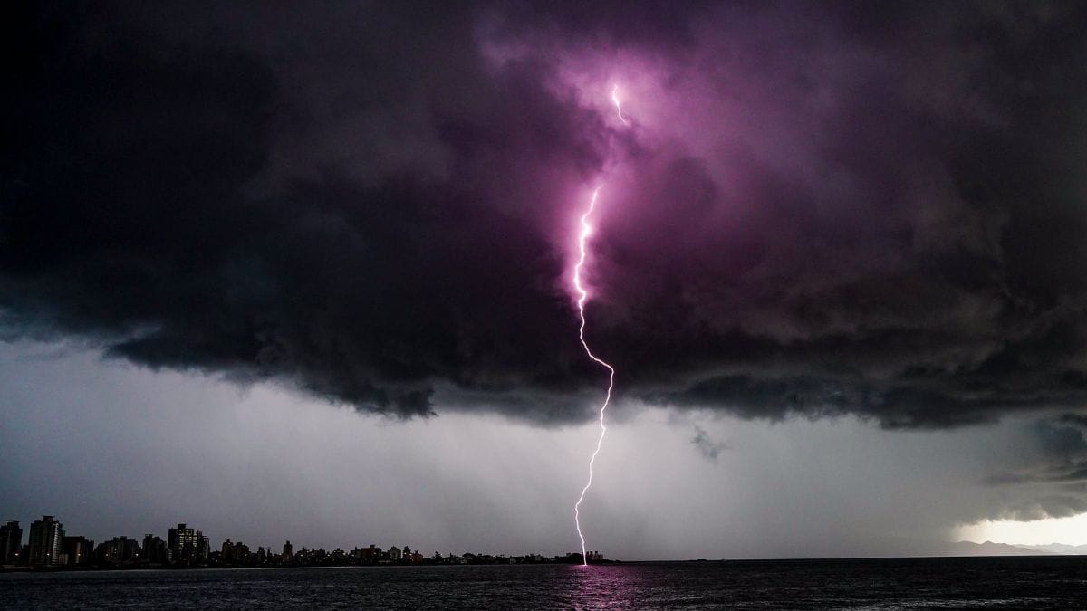 Chuva volta a Santa Catarina no fim de semana com frio e risco de alagamentos