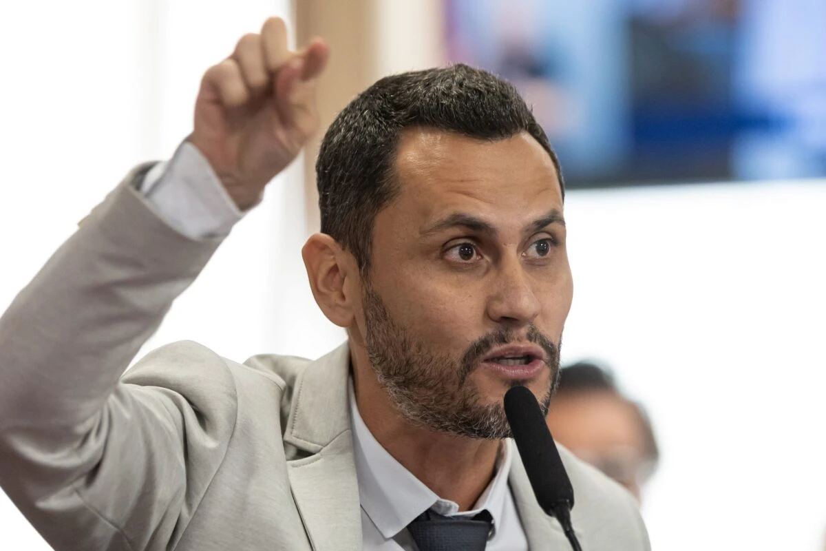 Cleitinho propõe jornada 6×1 para políticos e acende debate em MG