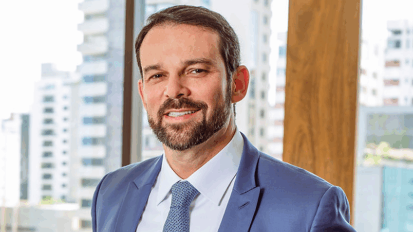 Defesa do fundador do Banco Master avalia contratação de Daniel Bialski