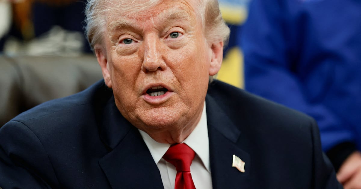 Trump prevê gasolina mais barata e ameaça reduzir tropas na Europa
