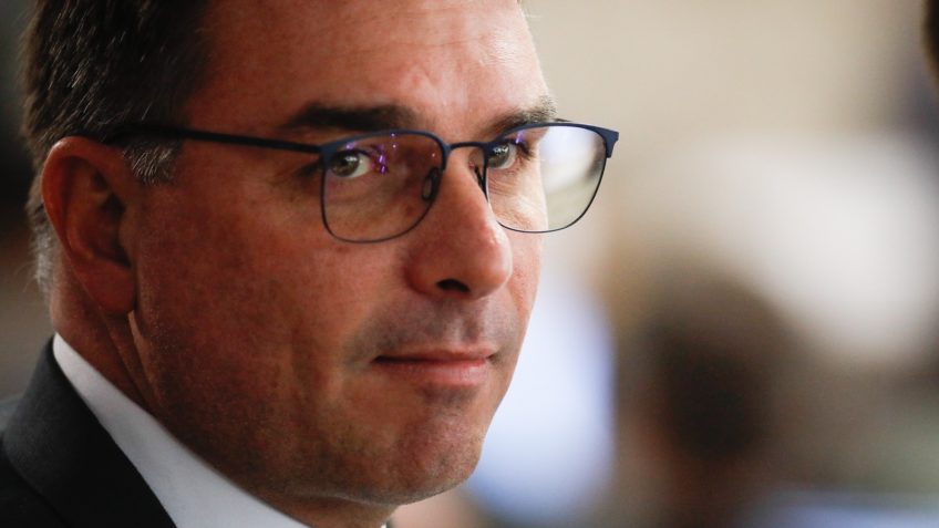 Flávio Bolsonaro retoma ofensiva por redução da maioridade penal