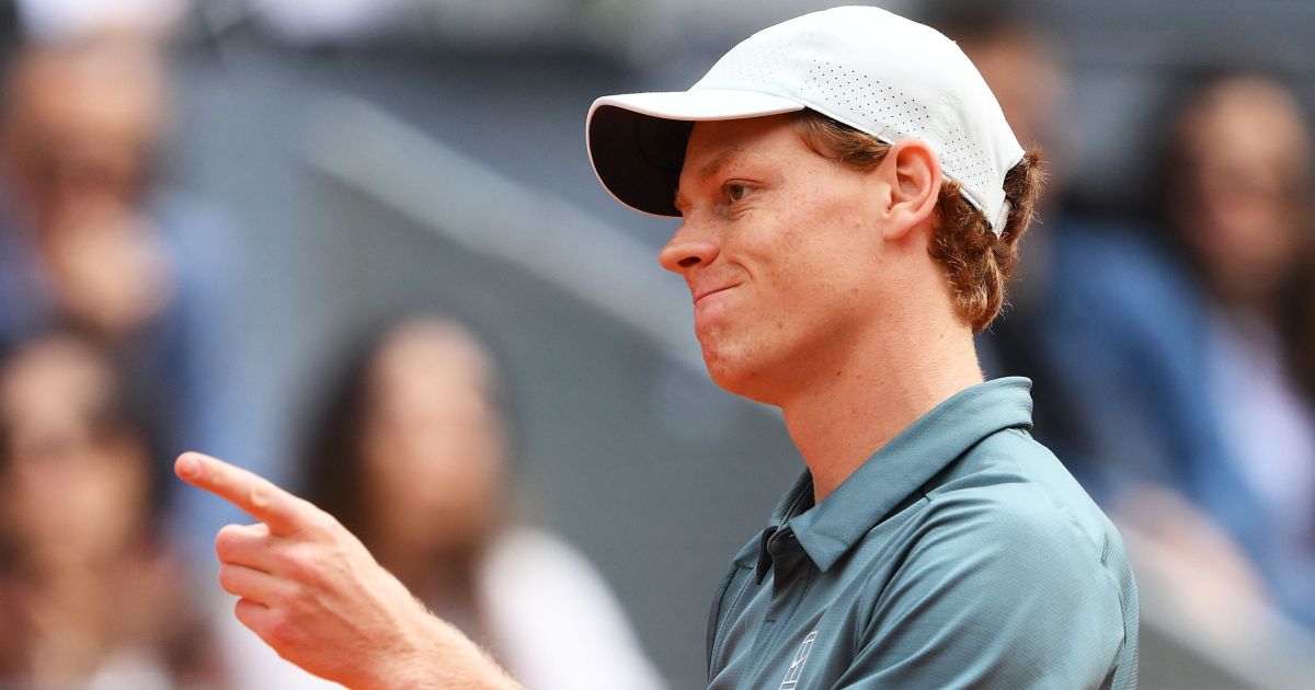 Sinner sente o corpo, leva virada e cai na segunda rodada em Roland Garros