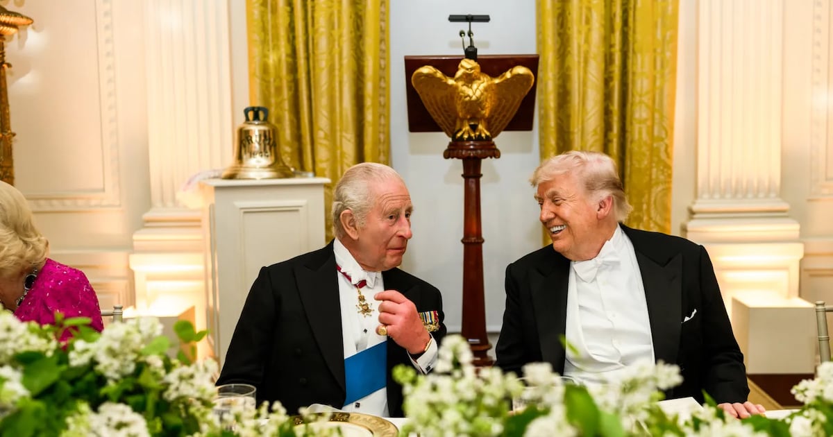 Trump pergunta a Charles 3º se ele está bêbado após discurso na Casa Branca
