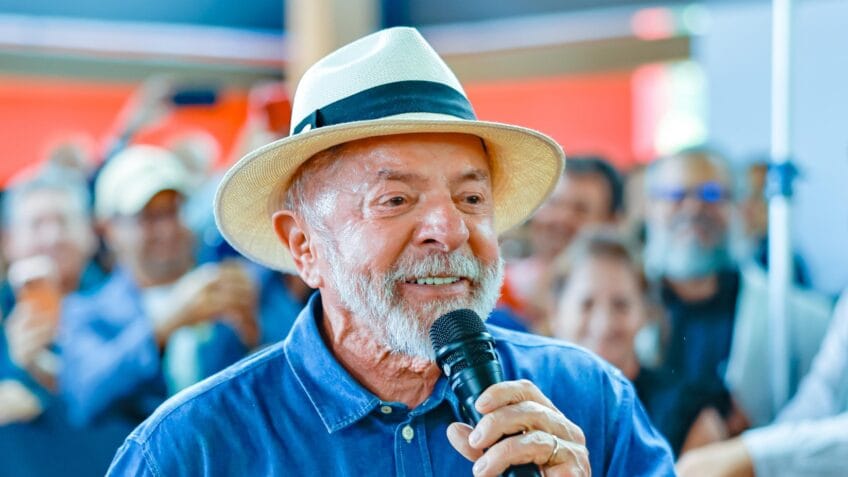Lula ironiza filme sobre Bolsonaro e cita R$ 159 mi ligados a Flávio