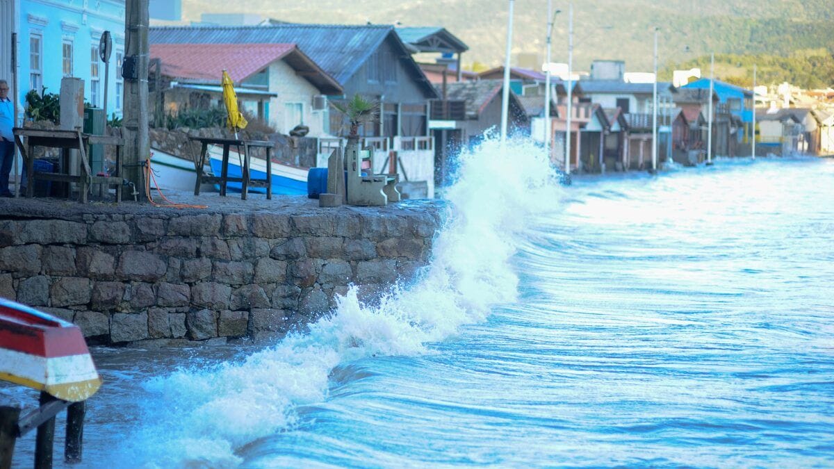 Ressaca e alagamentos costeiros colocam litoral de SC em alerta